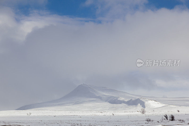 白雪皑皑的高原和云雾缭绕的山峰。