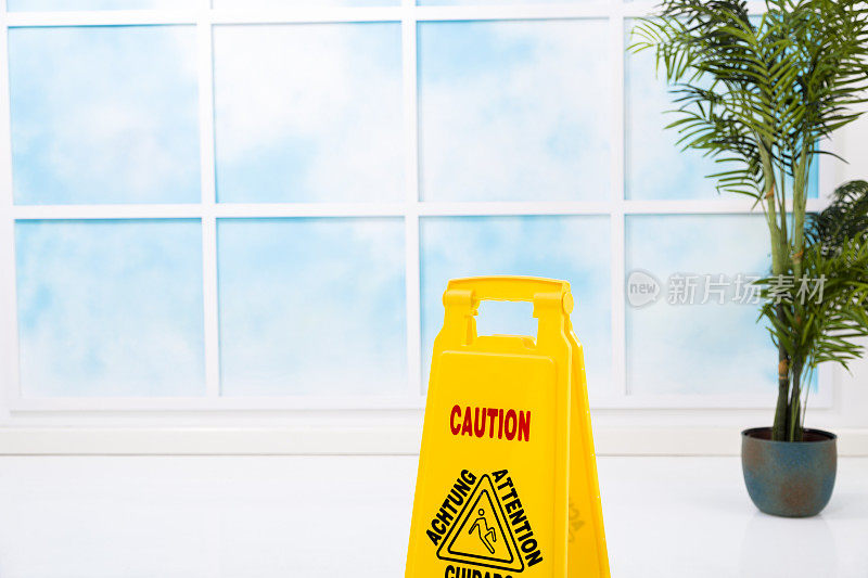 服务行业:清洁设备。清洁办公室的地板上。警告标志。