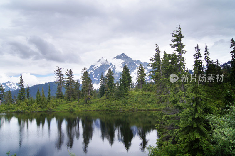 华盛顿州的山背景