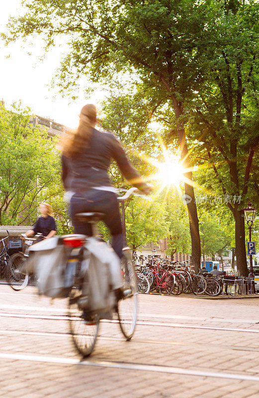 骑自行车的人在阿姆斯特丹的Keizersgracht
