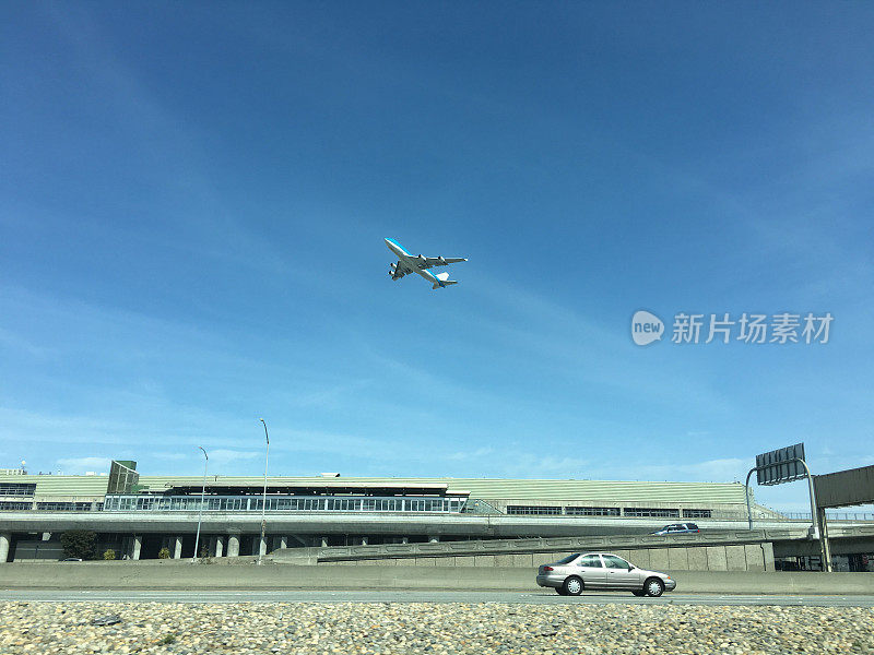 飞机起飞汽车行驶在旧金山机场高速公路上