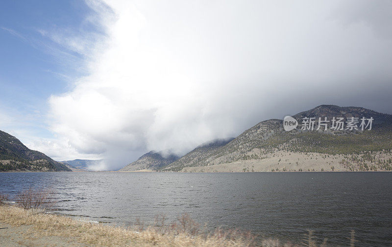 不列颠哥伦比亚省尼古拉湖上空的云和天气变化