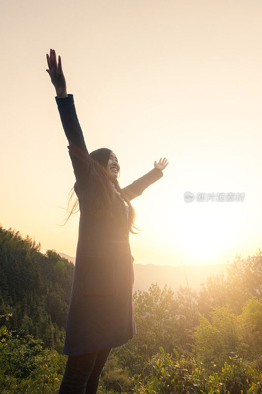 女人对着山景