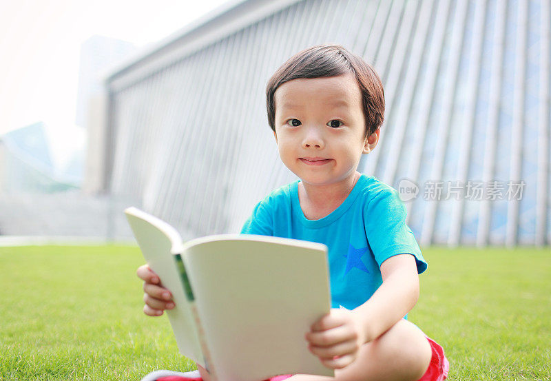 在图书馆的孩子们