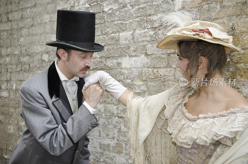 维多利亚时代男人亲吻她的手