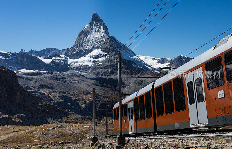 在瑞士阿尔卑斯山的火车