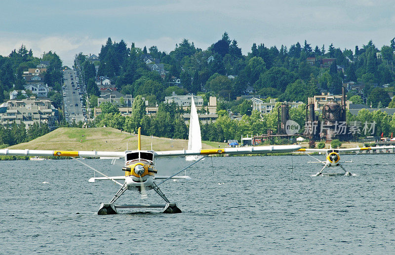 水上飞机在华盛顿州西雅图湖上降落