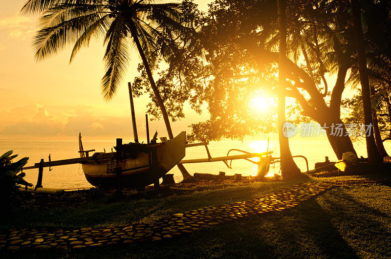 日出时巴厘岛渔民的居贡