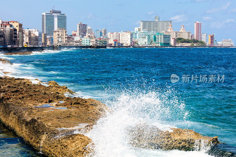 在古巴哈瓦那，海水撞击着马雷孔河岸的岩石
