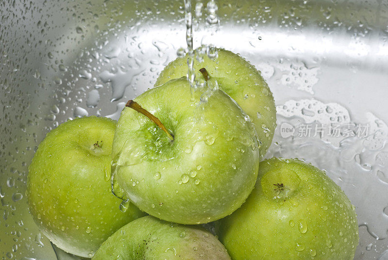 厨房水槽里的青苹果