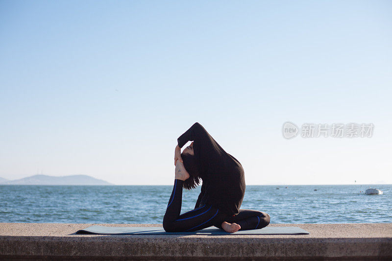 在海边做瑜伽的女人