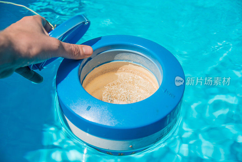 使用氯化物粉末化学品清洗泳池