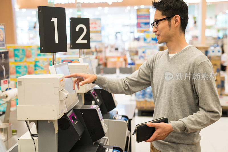 超市购物者使用数字收银机和结账系统
