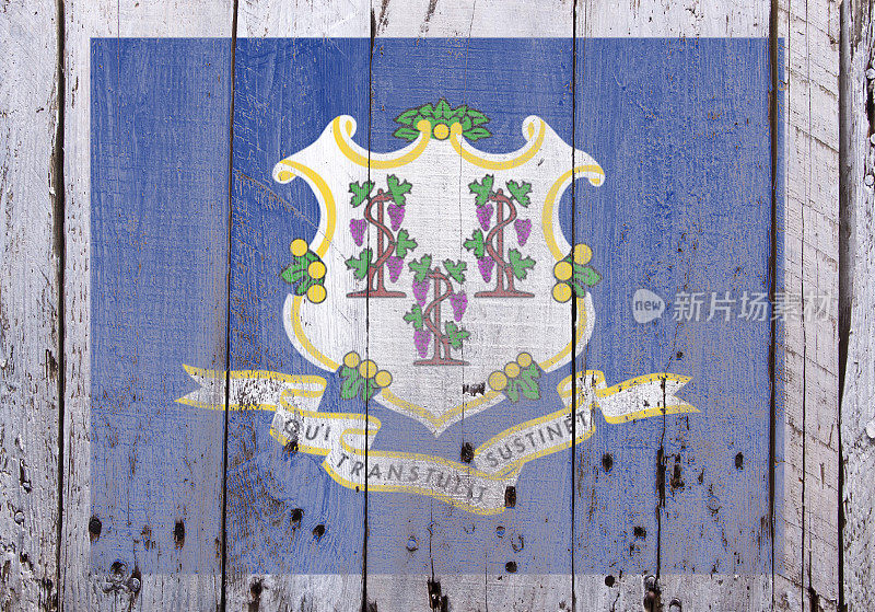 乡村旧木头上的康涅狄格国旗