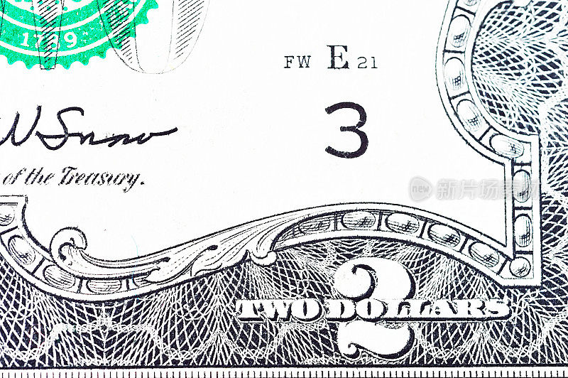两张美钞孤立在白色背景上，微距拍摄