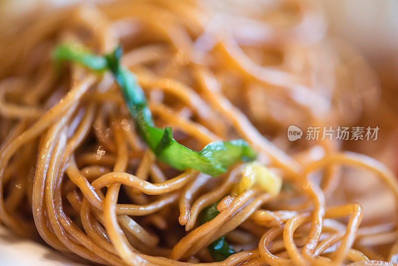 素炒面配青菜和豆芽