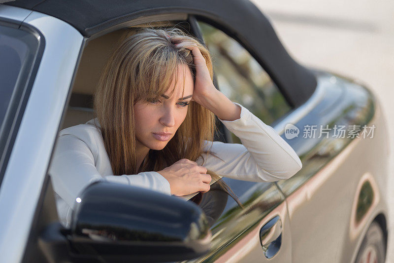 紧张的女商人司机在车里