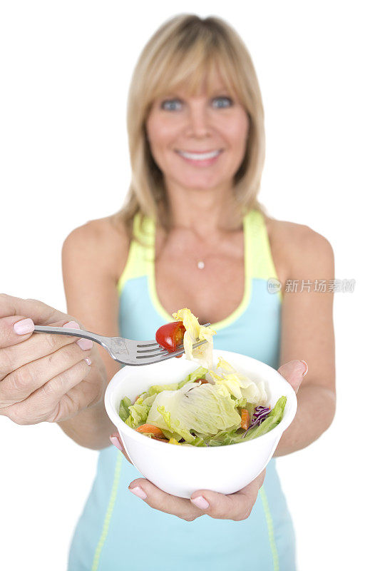 女人吃沙拉