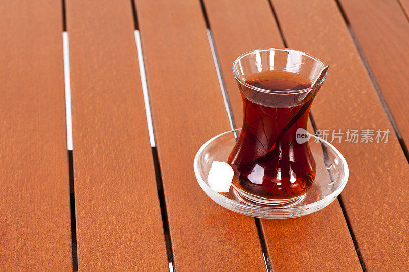 典型的土耳其茶，放在木桌上