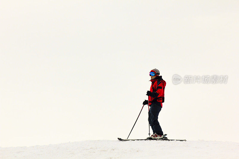 一个女人站在雪山的顶端