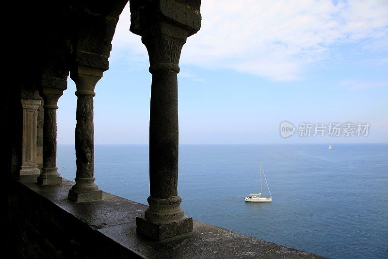 孤独的游艇和田园诗般的维涅尔港柱，海岸线全景，雄伟的五线楼，拉斯佩齐亚，利古里亚-意大利
