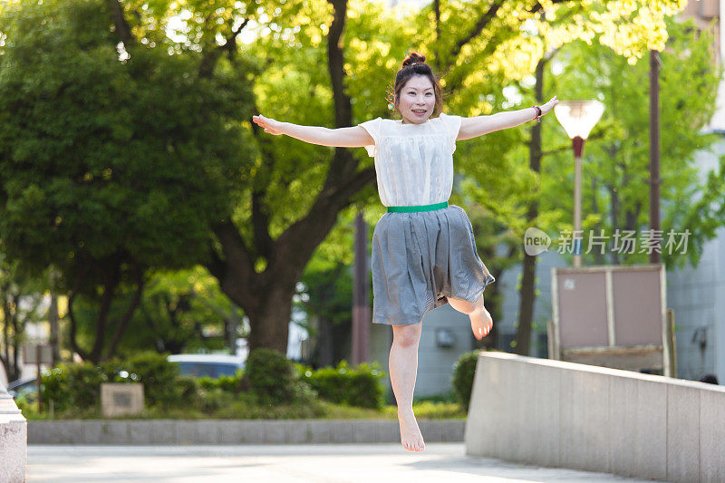 一个日本女人在公园里