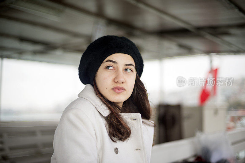 伊斯坦布尔，乘坐渡船上学的漂亮土耳其学生