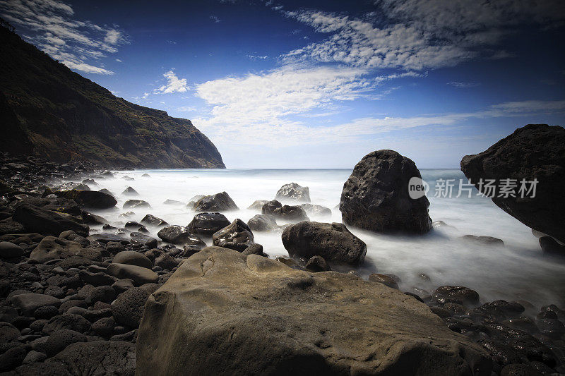 波尔图莫尼兹海滩的海岸风景