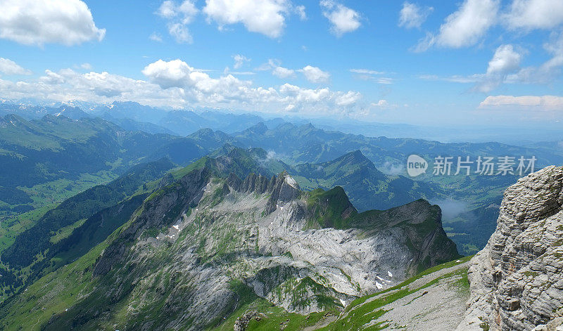 来自Säntis峰-阿彭策尔阿尔卑斯山，瑞士