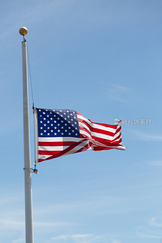 美国国旗，蓝天下的半旗