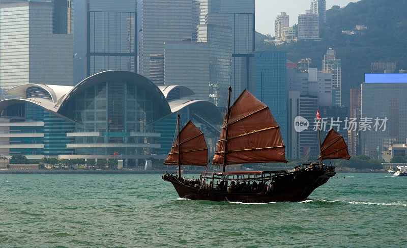 穿过香港港口的传统中国舢板