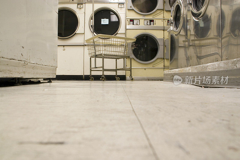 自助洗衣店:洗衣车