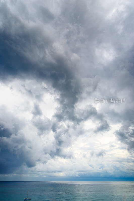 天空布满雨云。