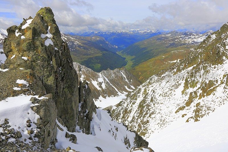 壮丽的景色，在戏剧性的蒂罗尔雪山山脉全景和田园诗般的蒂罗尔山谷草原，奥地利