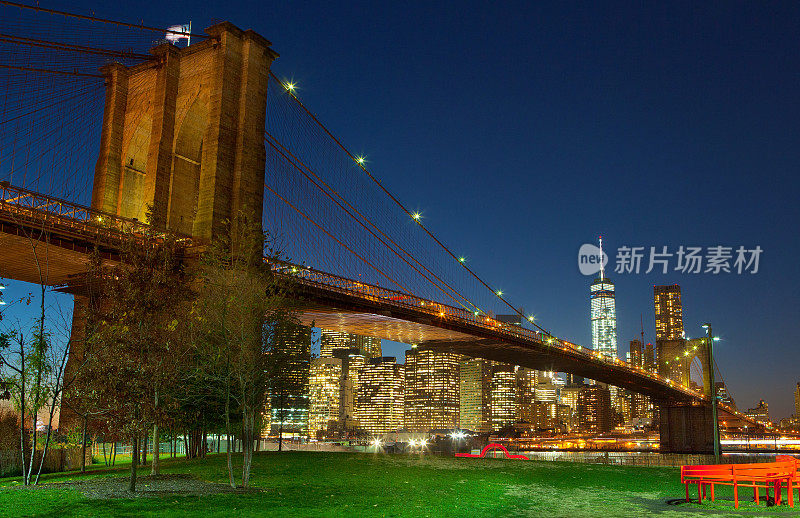 日落时分的布鲁克林大桥和下纽约市