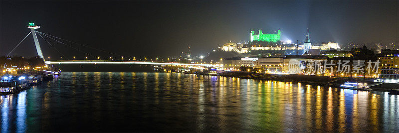 夜晚，布拉迪斯拉发的城市灯光倒映在多瑙河上——斯洛伐克