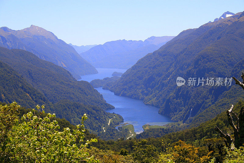 在雄伟的可疑之声峡湾，田园诗般的峡湾景观，新西兰南部全景