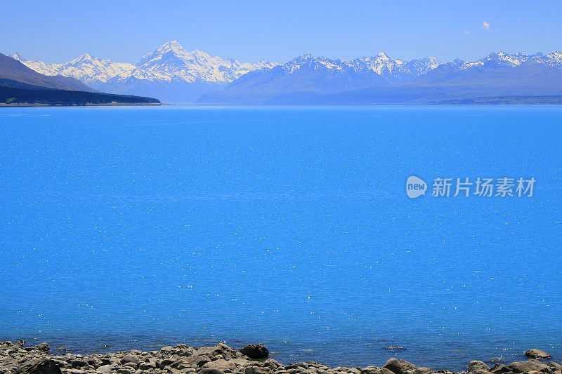 雄伟的库克山雪山山脉从蓝绿色的特卡波湖，坎特伯雷，田园诗般的新西兰南部