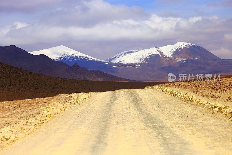乡村土路到令人印象深刻的玻利维亚安第斯高原和田园诗般的阿塔卡马沙漠，火山景观全景-波托西地区，玻利维亚安第斯，智利，Bolívia和阿根廷边境