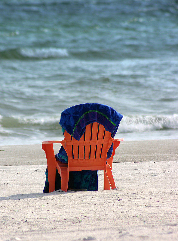 沙滩椅和毛巾