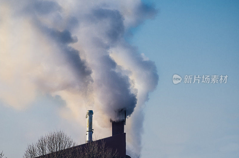 污染。多个煤炭化石燃料发电厂的烟囱排放二氧化碳污染。污染环境。