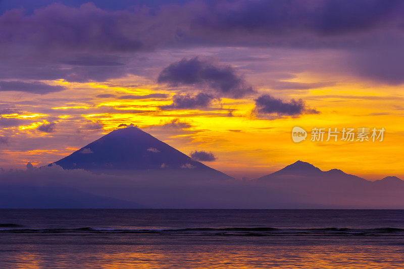 印度尼西亚吉里特朗甘的阿贡山日落。