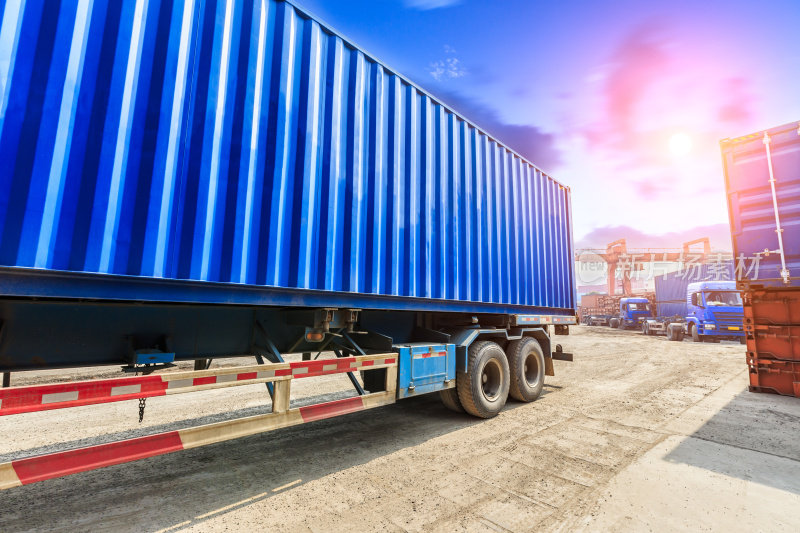 工业集装箱卡车货物运输