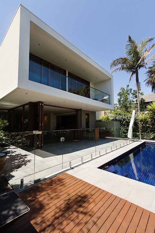 建筑师设计了当代澳大利亚住宅户外区域