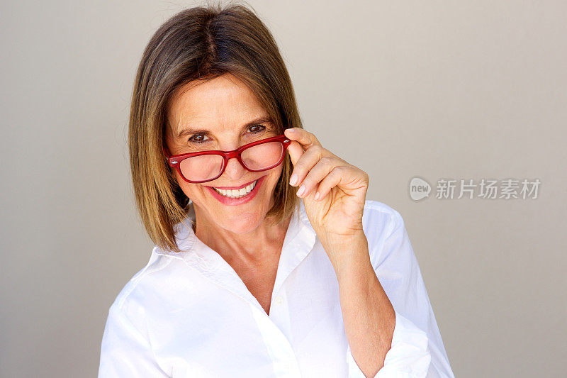 特写微笑的女商人戴着眼镜
