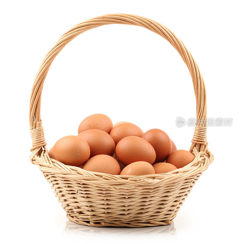 白色背景的篮子里的鸡蛋