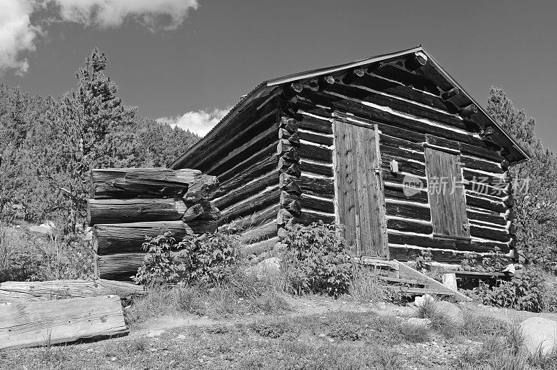 美国西部一个废弃的采矿小镇上的老木屋