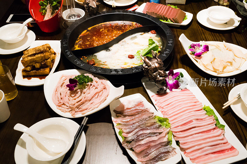 中式涮锅-猪肉汤和油辣汤