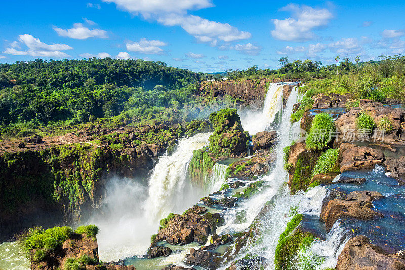 伊瓜苏瀑布，位于阿根廷，巴西和巴拉圭的交界处