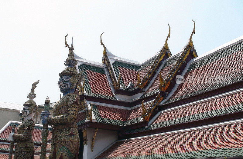 泰国玉佛寺的屋顶和寺庙守护雕像。曼谷